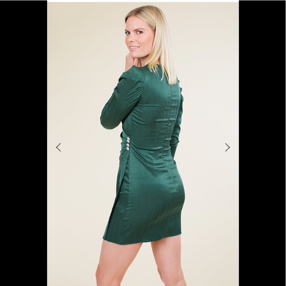 💚 WAYF Hunter Green Rhinestone Button Ruched Dress - Picture 6 of 6